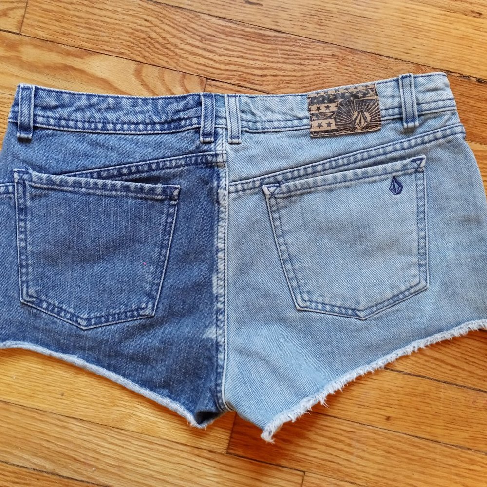 Volcom Jean cut off size 9